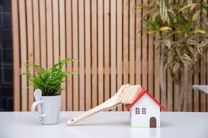 家の模型と観葉植物